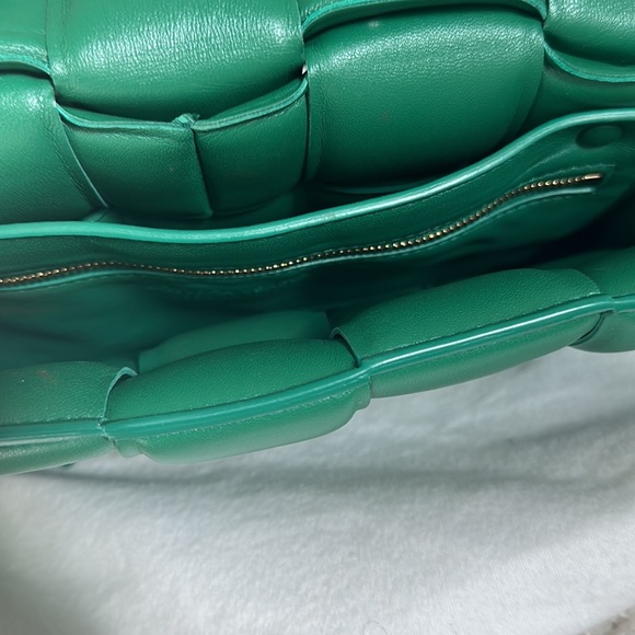 Bottega Véneta Padded chain cassette crossbody bag - Picture 5 of 7